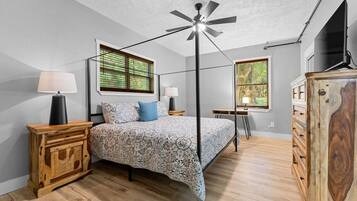 3 bedrooms, desk, WiFi, bed sheets