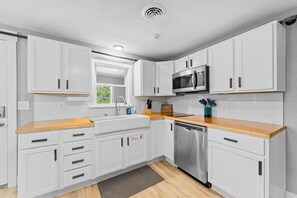 Kylskåp, mikrovågsugn, ugn och spishäll