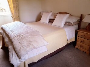 4 bedrooms, travel cot, Internet