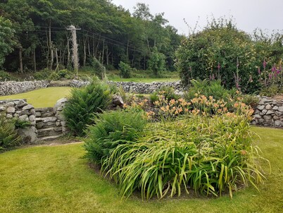 LACKAROE COTTAGE, family friendly in Garrykennedy, County Tipperary