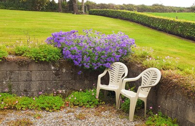 CORNODE COTTAGE, family friendly in Garrykennedy, County Tipperary