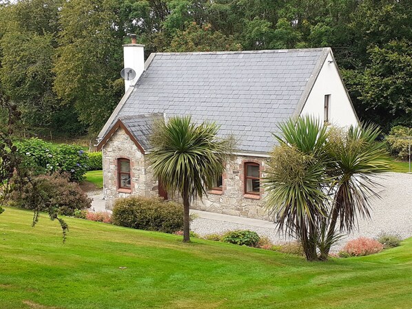 Property grounds - CORNODE COTTAGE, family friendly in Garrykennedy, County Tipperary (Garrykennedy)