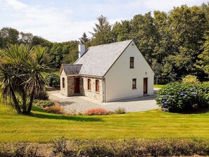 Exterior - CORNODE COTTAGE, family friendly in Garrykennedy, County Tipperary (Garrykennedy)