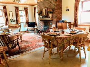 Dining - FRAOCH COTTAGE, family friendly in Garrykennedy, County Tipperary (Garrykennedy)