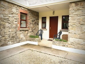 Exterior detail - FRAOCH COTTAGE, family friendly in Garrykennedy, County Tipperary (Garrykennedy)