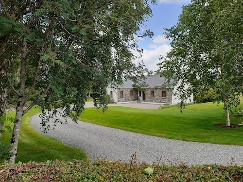 FRAOCH COTTAGE, family friendly in Garrykennedy, County Tipperary