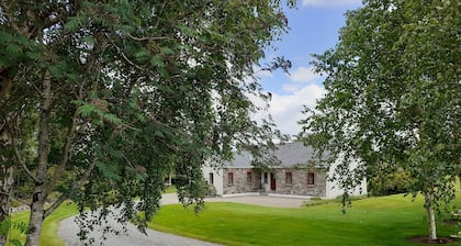 FRAOCH COTTAGE, family friendly in Garrykennedy, County Tipperary