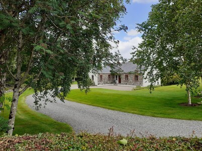FRAOCH COTTAGE, family friendly in Garrykennedy, County Tipperary