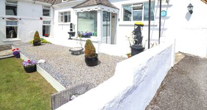 WATERFALL HOUSE, romantic, with a garden in Dunmanway, County Cork