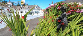WATERFALL HOUSE, romantic, with a garden in Dunmanway, County Cork