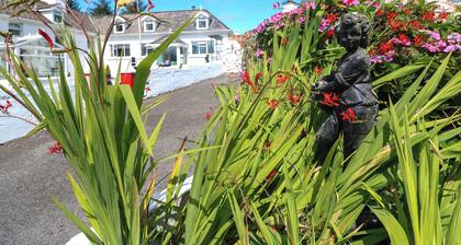 WATERFALL HOUSE, romantic, with a garden in Dunmanway, County Cork