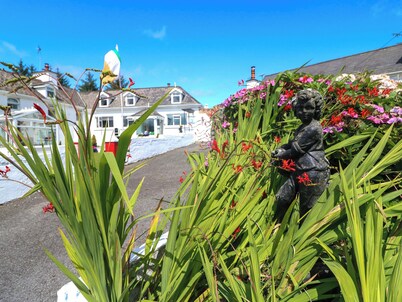 WATERFALL HOUSE, romantic, with a garden in Dunmanway, County Cork
