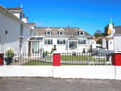 WATERFALL HOUSE, romantic, with a garden in Dunmanway, County Cork