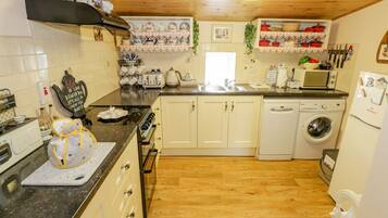 Een vaatwasser, kookgerei, borden en bestek