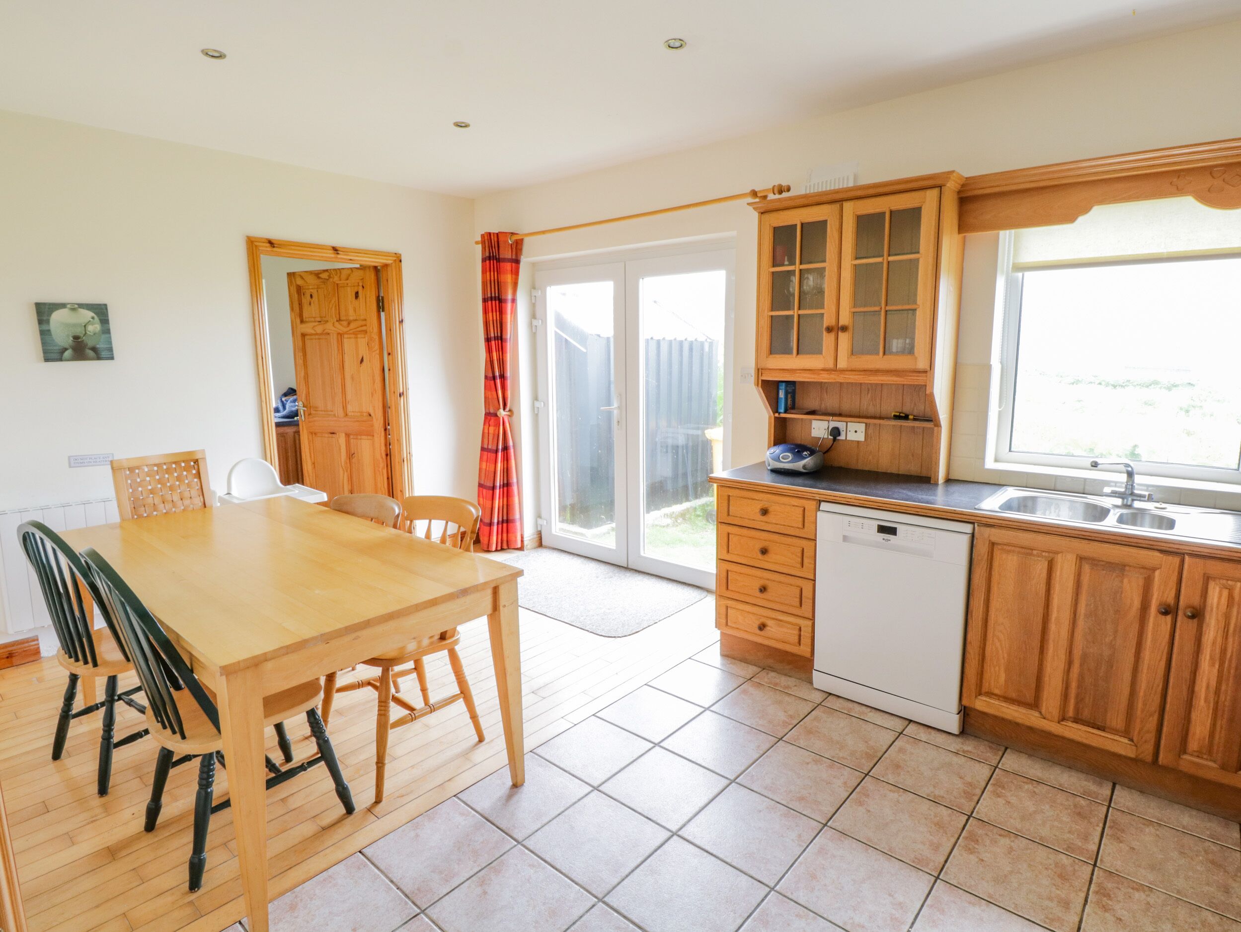 Mikrowelle, Ofen, Geschirrspüler, Hochstuhl