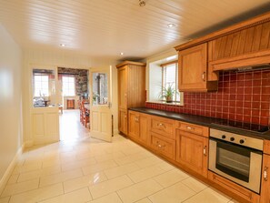 Microwave, oven, dishwasher, cookware/dishes/utensils - COACH HOUSE, family friendly in Borris-In-Ossory, County Laois (Portlaoise)