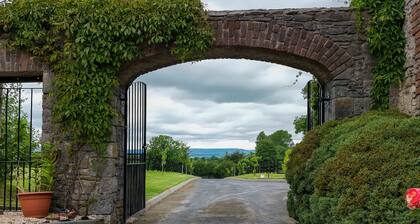COACH HOUSE, family friendly in Borris-In-Ossory, County Laois