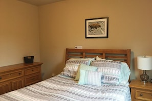 2 bedrooms, travel cot, free WiFi, bed sheets
