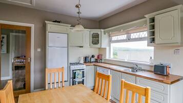 Microwave, oven, dishwasher, cookware/dishes/utensils