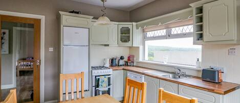 Microwave, oven, dishwasher, cookware/dishes/utensils