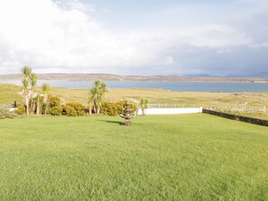 المنطقة المحيطة بالمنشأة