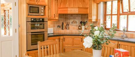 Microwave, oven, dishwasher, cookware/dishes/utensils