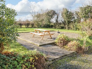 Outdoor dining - HOME FARM RETREAT, family friendly in Williamstown, County Galway (WILLIAMSTOWN)