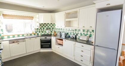 HOME FARM RETREAT, family friendly in Williamstown, County Galway