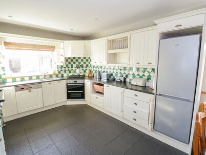 HOME FARM RETREAT, family friendly in Williamstown, County Galway
