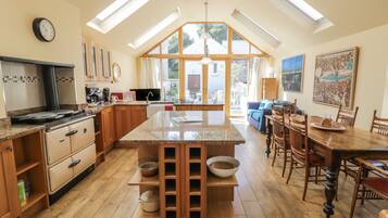 Micro-ondas, cadeirão de bebê, talheres/pratos/utensílios de cozinha