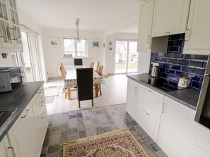 Astianpesukone, keittoastiat/astiat/ruokailuvälineet