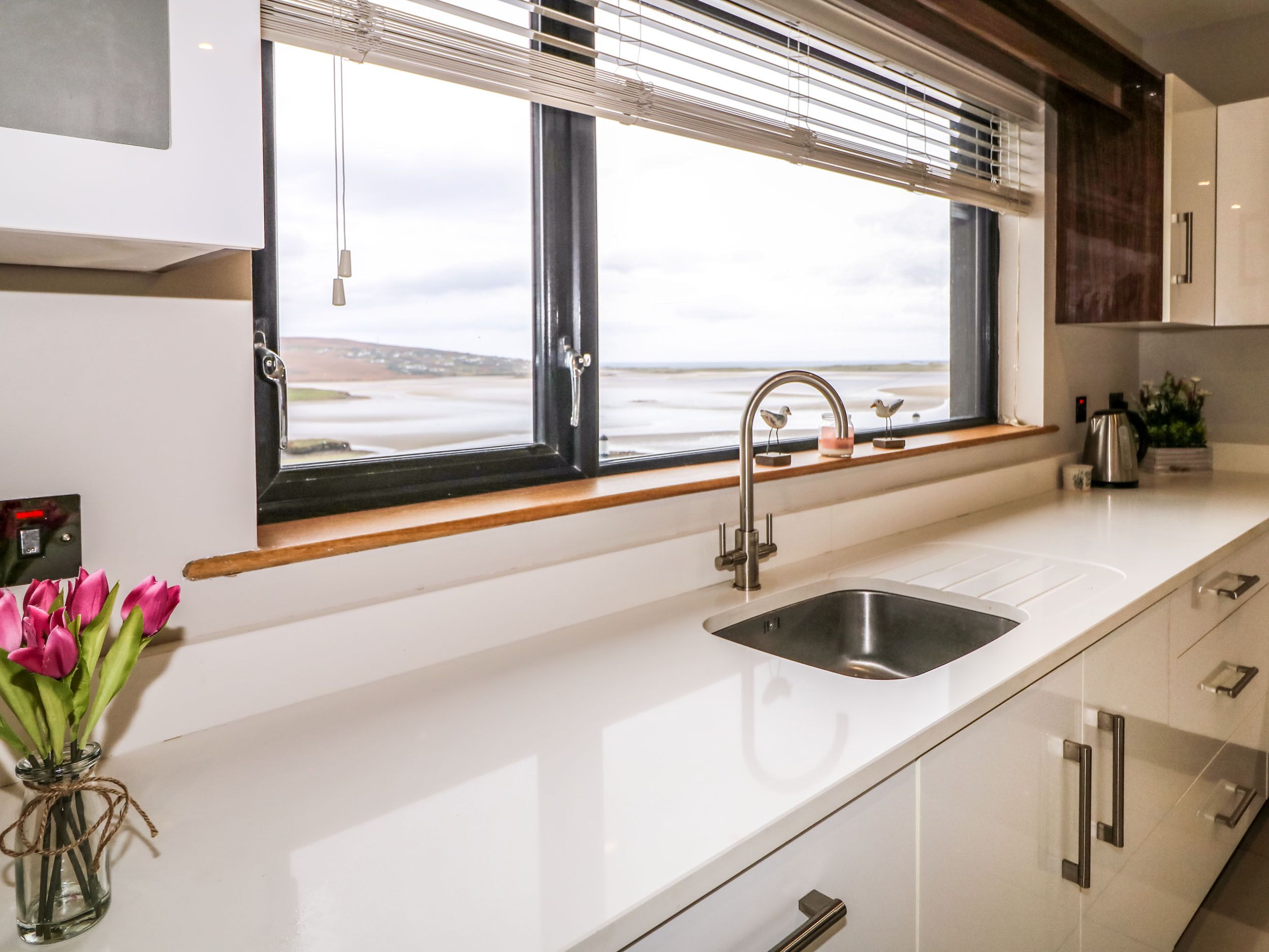 Microones, forn, rentaplats i utensilis de cuina, vaixella i coberteria 