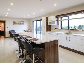 Micro-ondes, four, lave-vaisselle