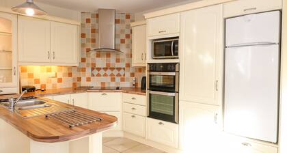 BALLYCAHANE, country holiday cottage in Castletownshend, County Cork