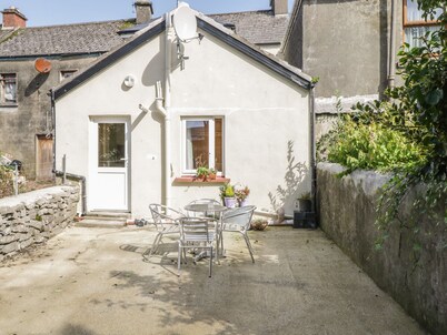 GLEBE HOUSE, pet friendly, with open fire in Ballinrobe, County Mayo