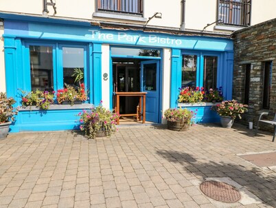 2 GARNISH COURT, country holiday cottage in Glengarriff, County Cork