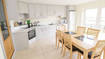 Microwave, oven, dishwasher, cookware/dishes/utensils