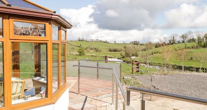 THE DERRIES, pet friendly, with open fire in Ballinagh, County Cavan