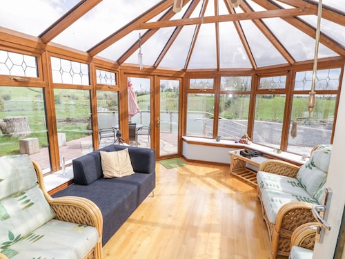 THE DERRIES, pet friendly, with open fire in Ballinagh, County Cavan