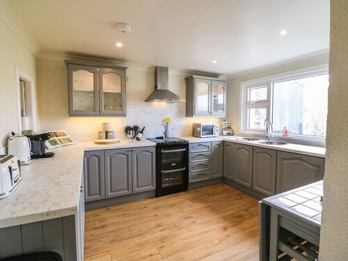 SHOEMAKER'S REST, pet friendly, with open fire in Ardgroom Village