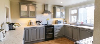 SHOEMAKER'S REST, pet friendly, with open fire in Ardgroom Village