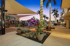 Exterior - 3BR modern masterpiece with enclosed pool and bikes - snowbird-friendly (Naples)