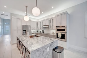 Fridge, microwave, oven, stovetop - 3BR modern masterpiece with enclosed pool and bikes - snowbird-friendly (Naples)