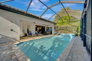 A heated pool - 3BR modern masterpiece with enclosed pool and bikes - snowbird-friendly (Naples)