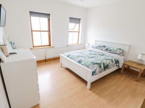 6 bedrooms, travel cot, WiFi