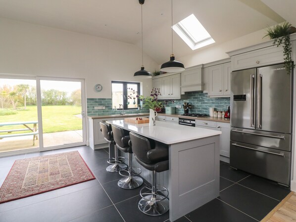 Oven, dishwasher, cookware/dishes/utensils - SONAS, pet friendly, with open fire in Fethard-On-Sea, County Wexford (FETHARD-ON-SEA)