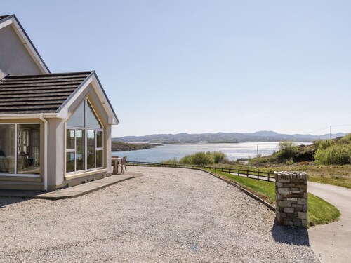 INVERBEG COTTAGE 1, pet friendly, with open fire in Downings