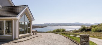 INVERBEG COTTAGE 1, pet friendly, with open fire in Downings