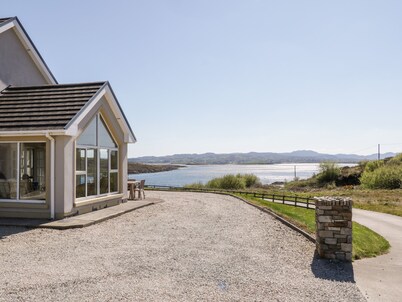 INVERBEG COTTAGE 1, pet friendly, with open fire in Downings