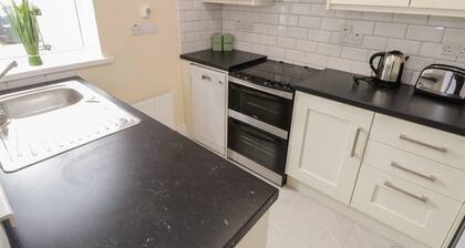 22 TOWN PLACE, pet friendly, with a garden in Ballinrobe, County Mayo